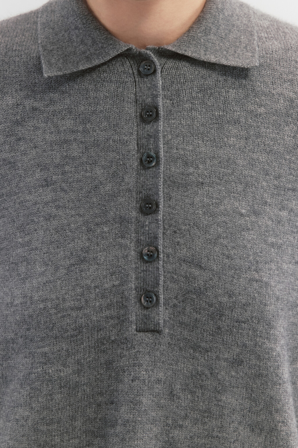 Платье миди вязаное с воротником-поло - цвет серый - 7