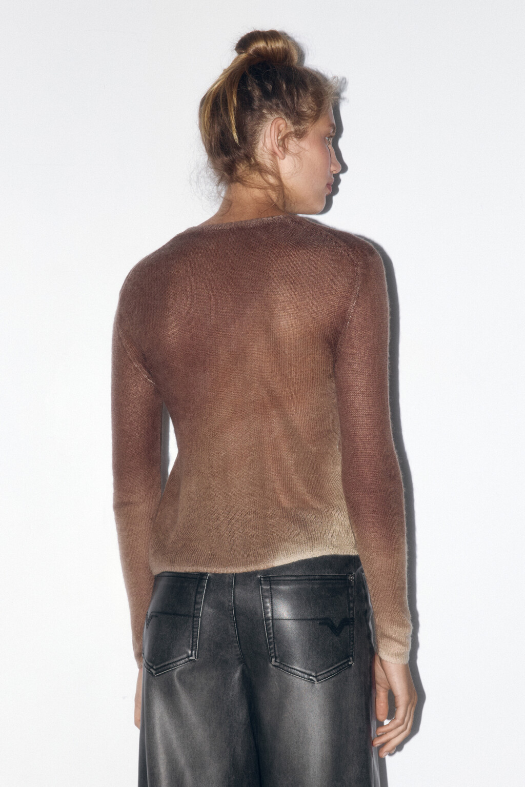 Джемпер тонкой вязки с принтом-абстракцией - цвет бежевый - 3