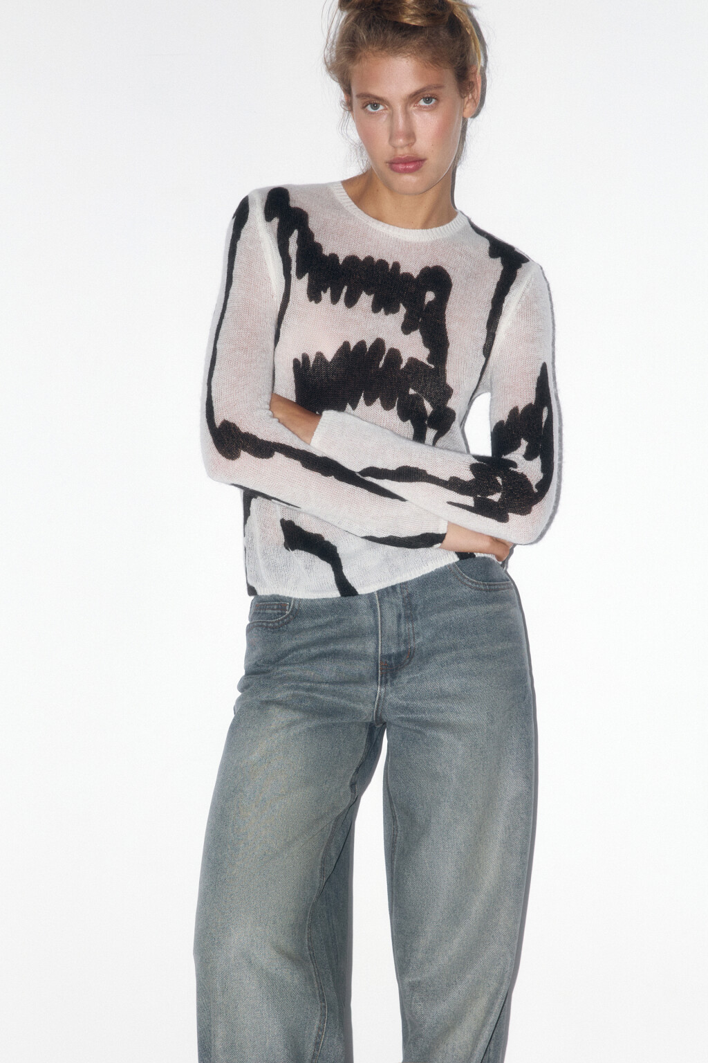 Джемпер тонкой вязки с принтом-абстракцией - цвет молочный - 1
