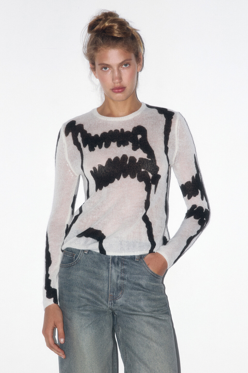 Джемпер тонкой вязки с принтом-абстракцией - цвет молочный - 2