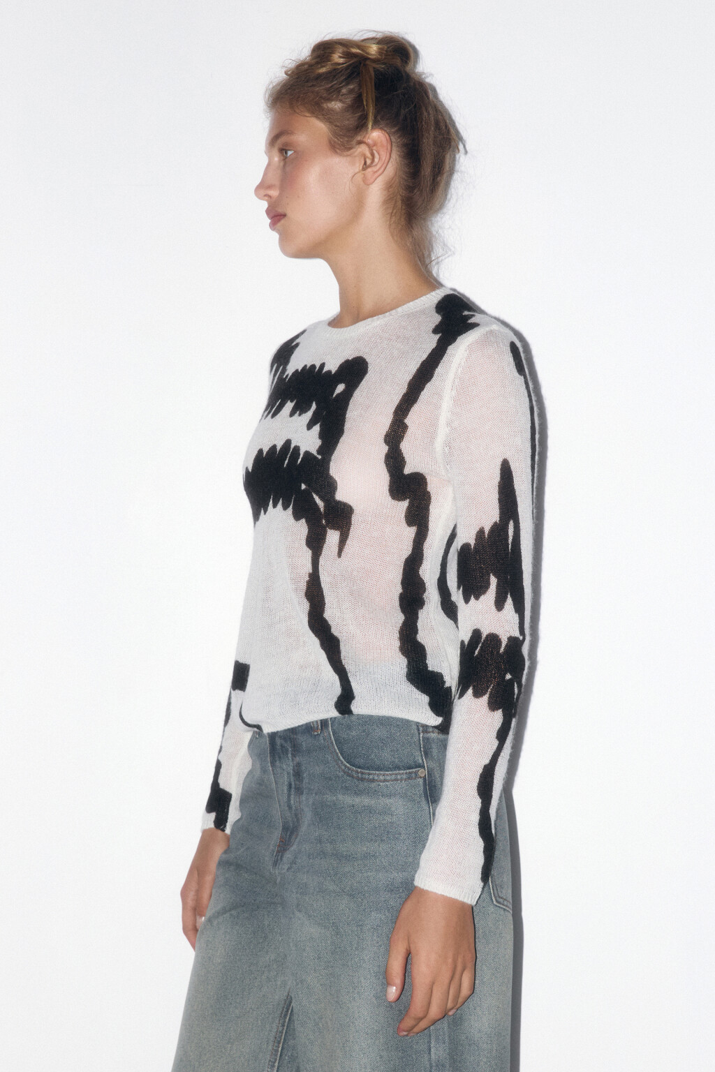 Джемпер тонкой вязки с принтом-абстракцией - цвет молочный - 3