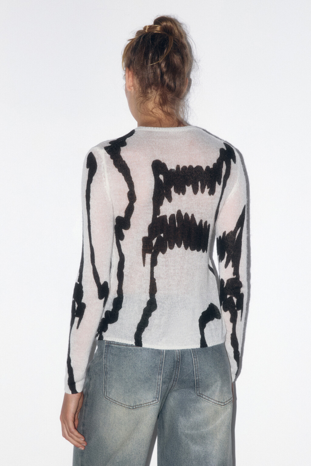 Джемпер тонкой вязки с принтом-абстракцией - цвет молочный - 4