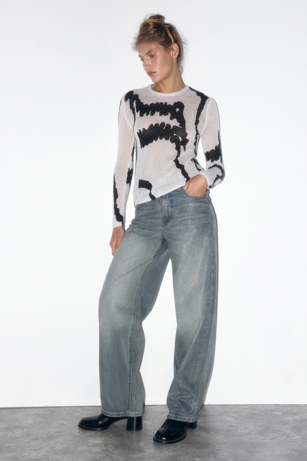 Джемпер тонкой вязки с принтом-абстракцией - цвет молочный - 5