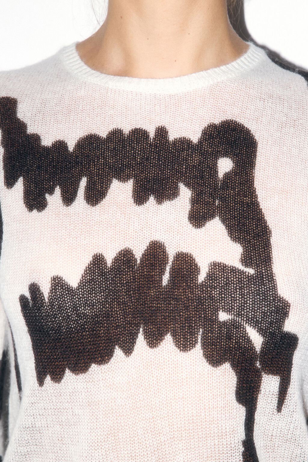 Джемпер тонкой вязки с принтом-абстракцией - цвет молочный - 6