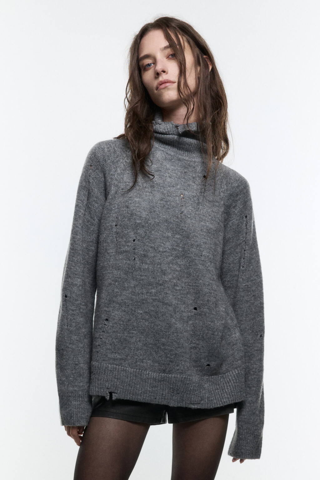 Свитер с горлом вязаный в стиле гранж - цвет серый - 3