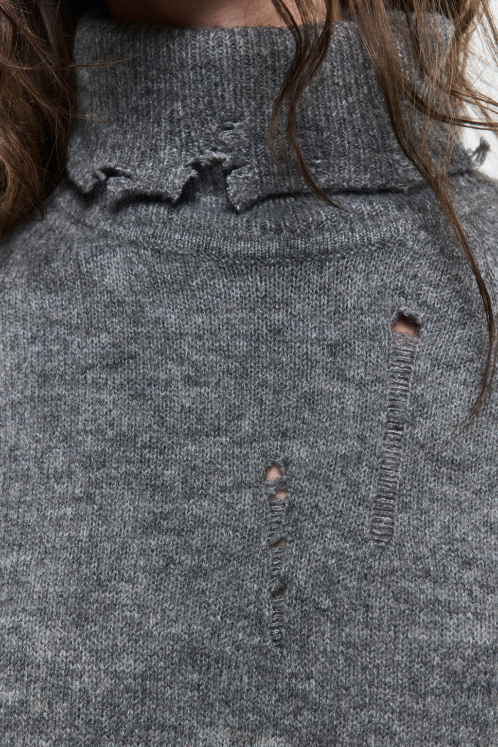 Свитер с горлом вязаный в стиле гранж - цвет серый - 7