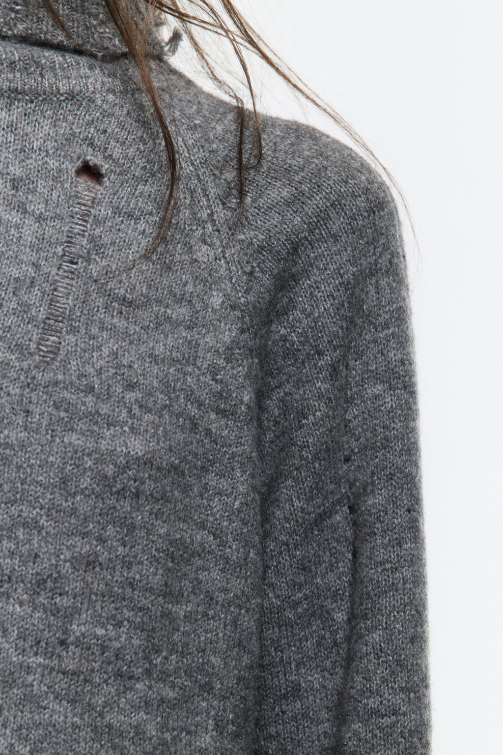 Свитер с горлом вязаный в стиле гранж - цвет серый - 8