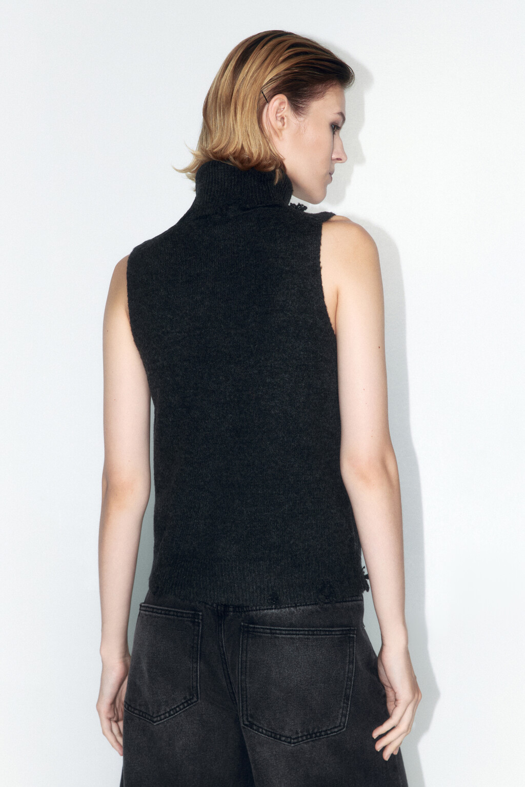 Жилет вязаный рваный с воротником - цвет серый - 4