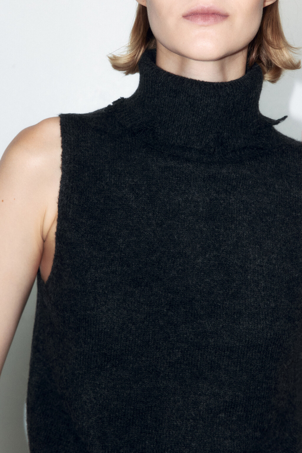 Жилет вязаный рваный с воротником - цвет серый - 6