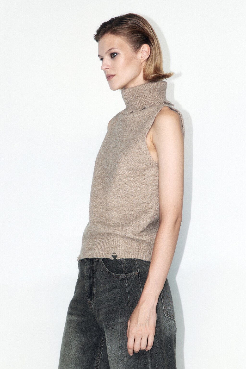 Жилет вязаный рваный с воротником - цвет бежевый - 4