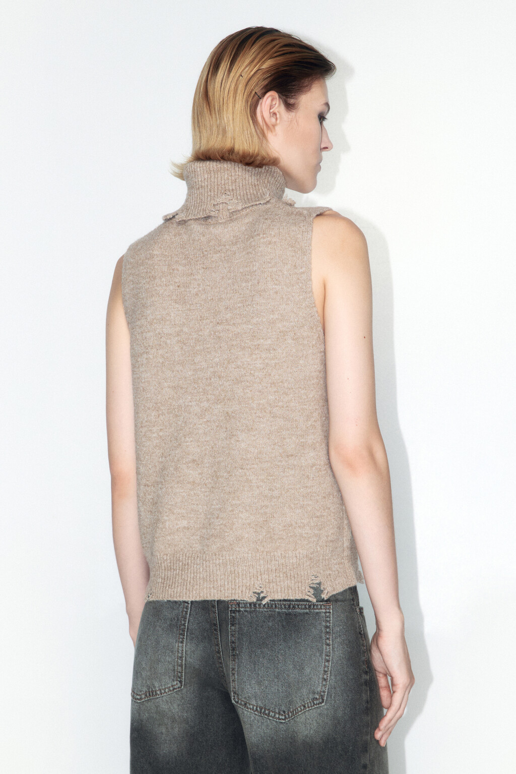 Жилет вязаный рваный с воротником - цвет бежевый - 5