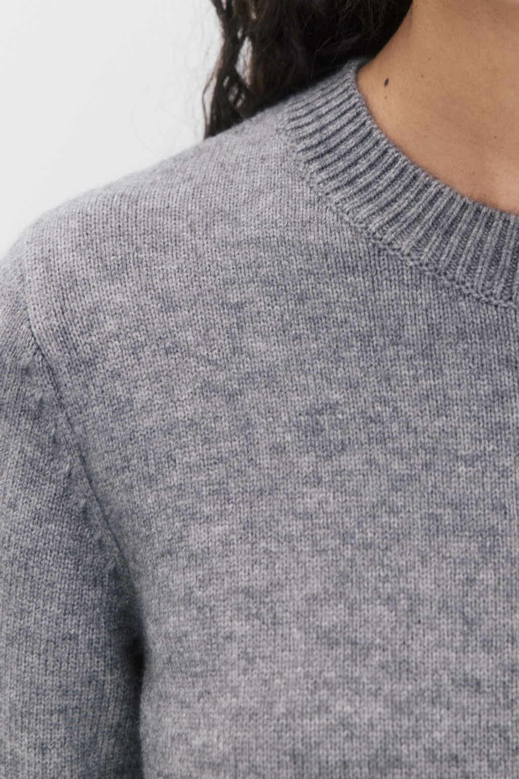 Джемпер вязаный свободного кроя - цвет серый - 5