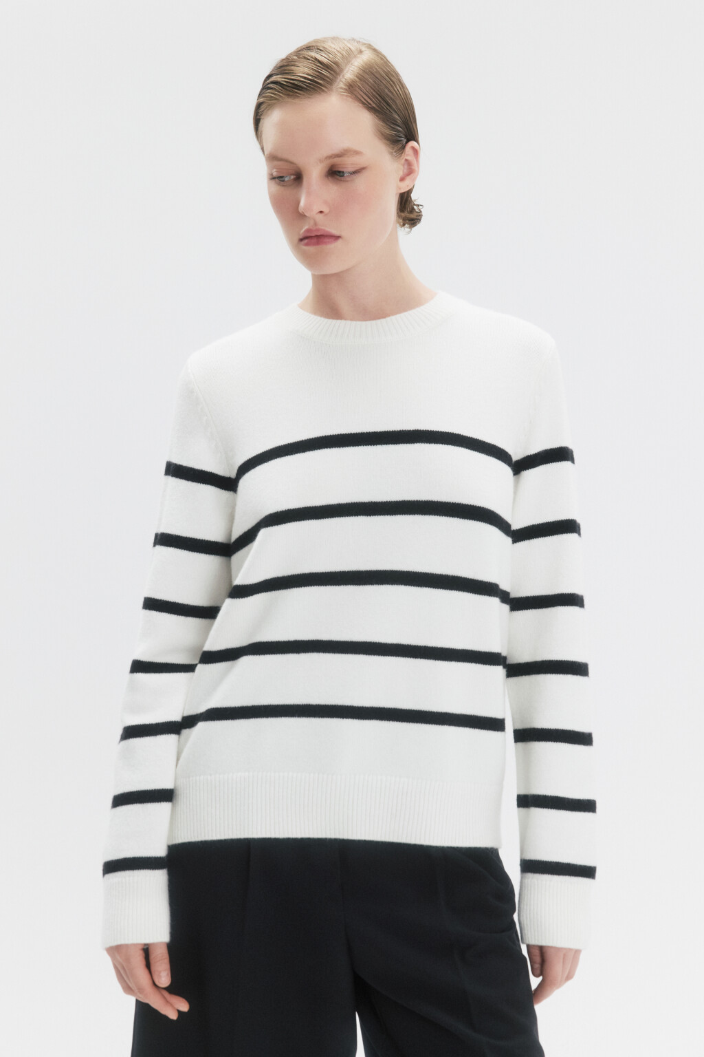 Джемпер вязаный свободного кроя - цвет белый - 2