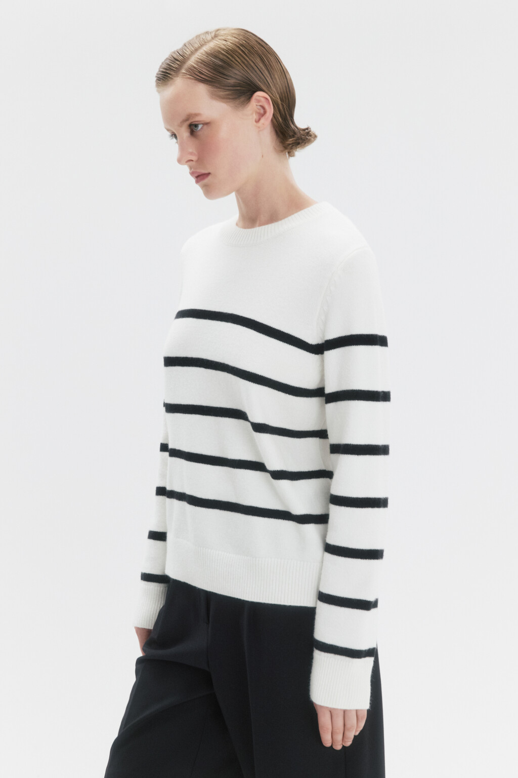 Джемпер вязаный свободного кроя - цвет белый - 3