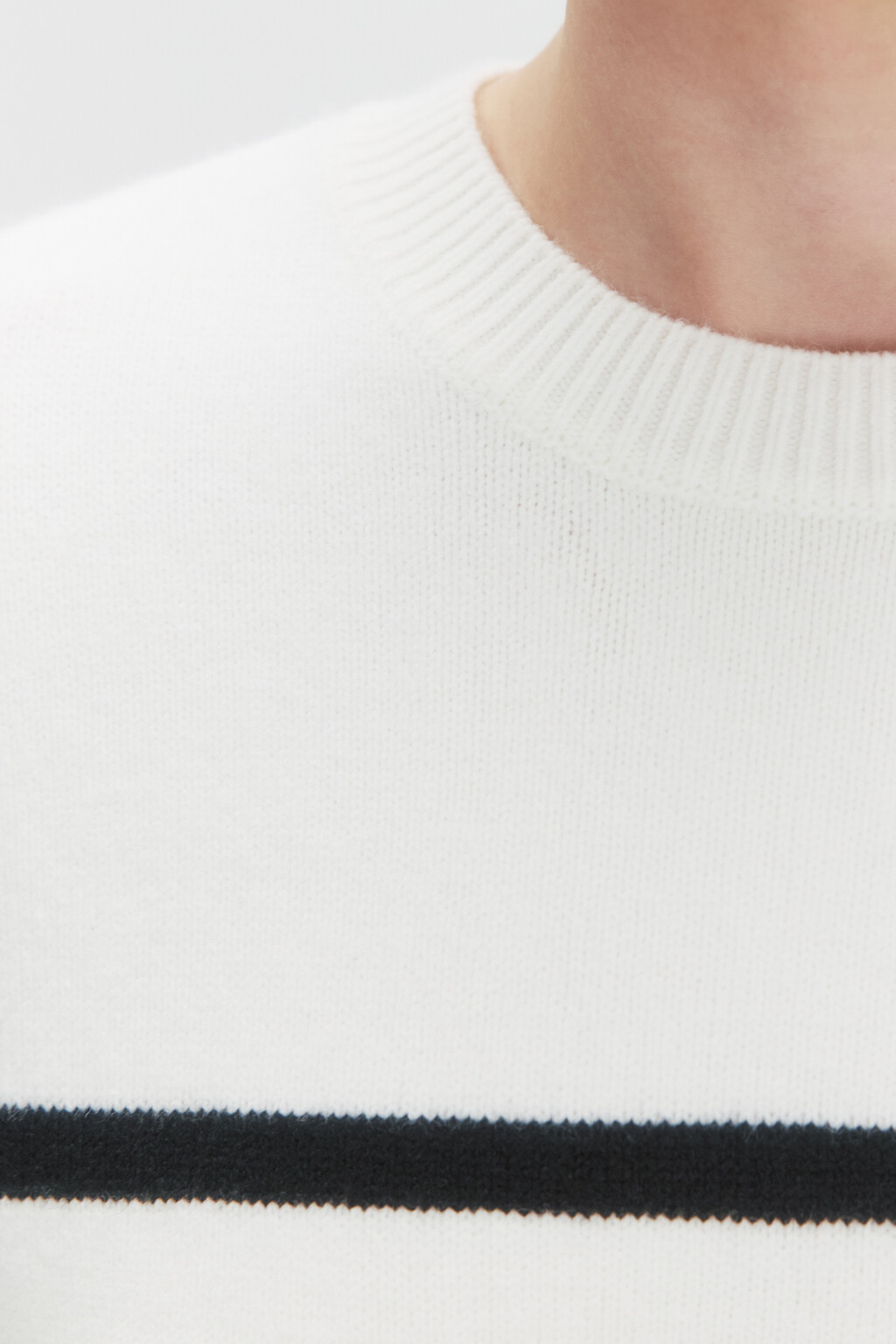 Джемпер вязаный свободного кроя - цвет белый - 6