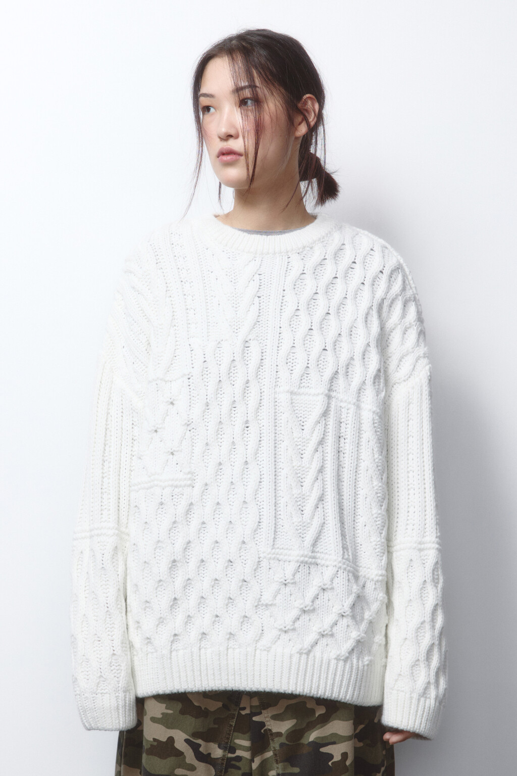 Джемпер вязаный с узором-косичкой - цвет молочный - 2