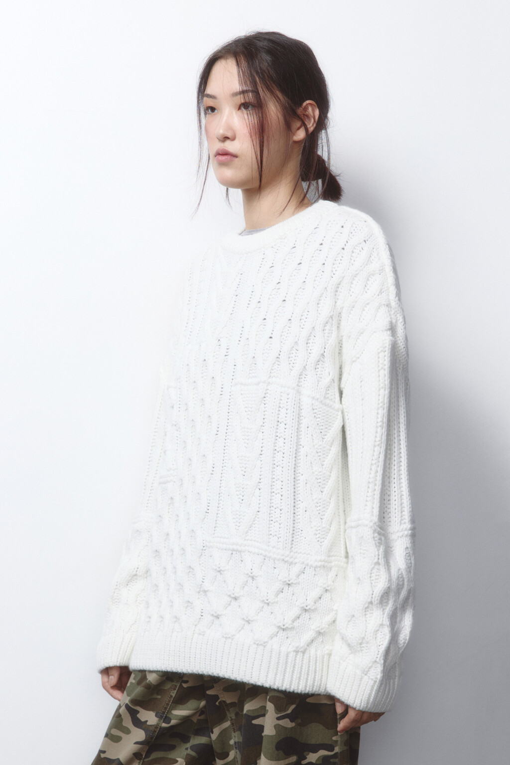 Джемпер вязаный с узором-косичкой - цвет молочный - 3