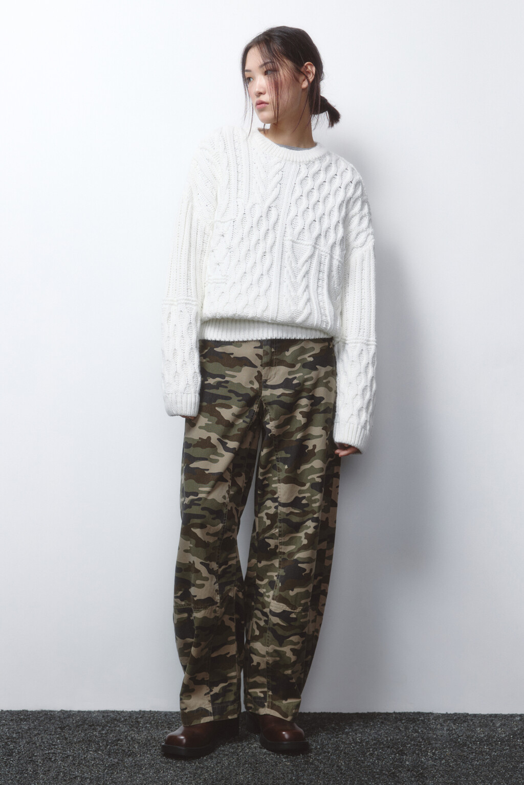 Джемпер вязаный с узором-косичкой - цвет молочный - 5