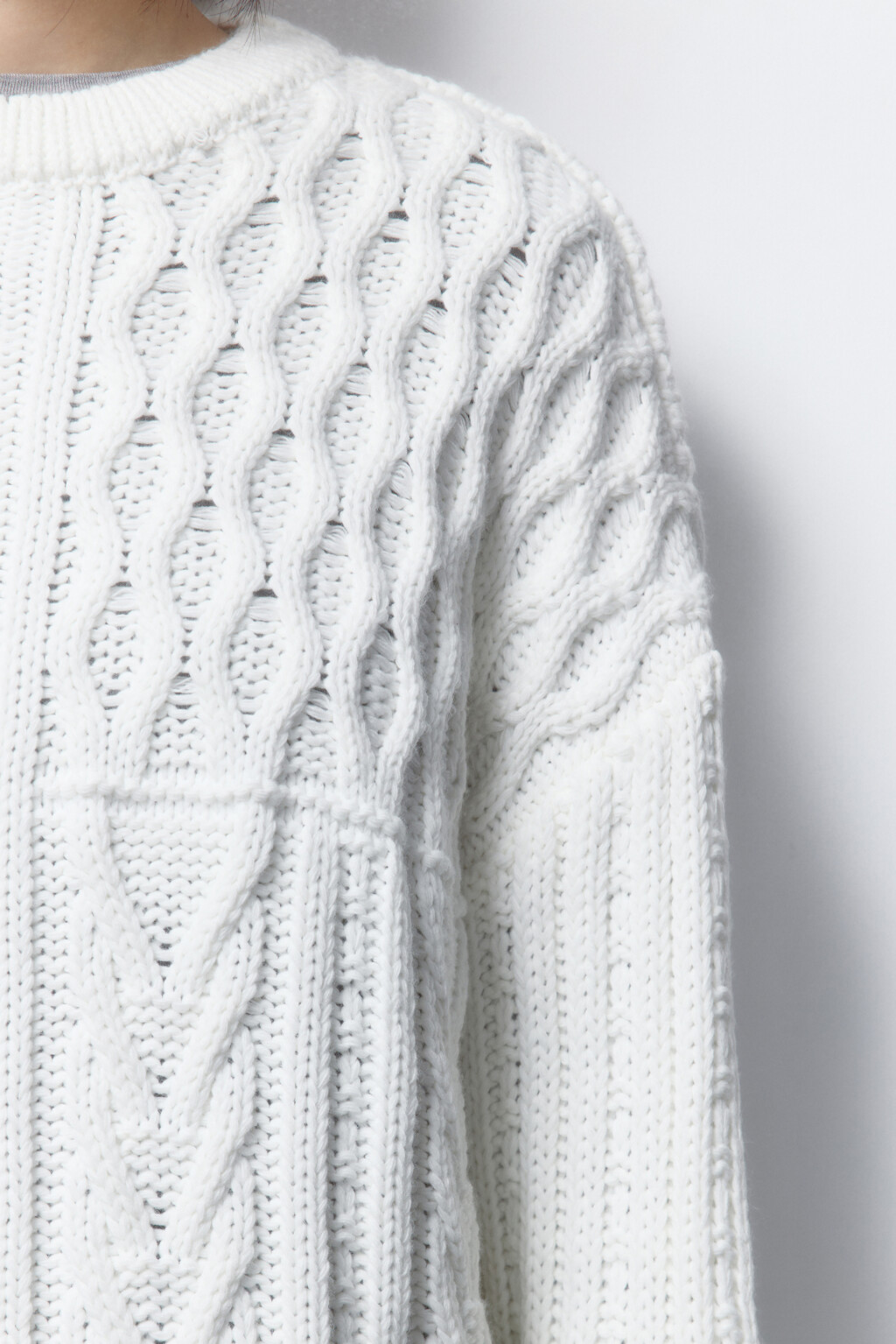 Джемпер вязаный с узором-косичкой - цвет молочный - 7