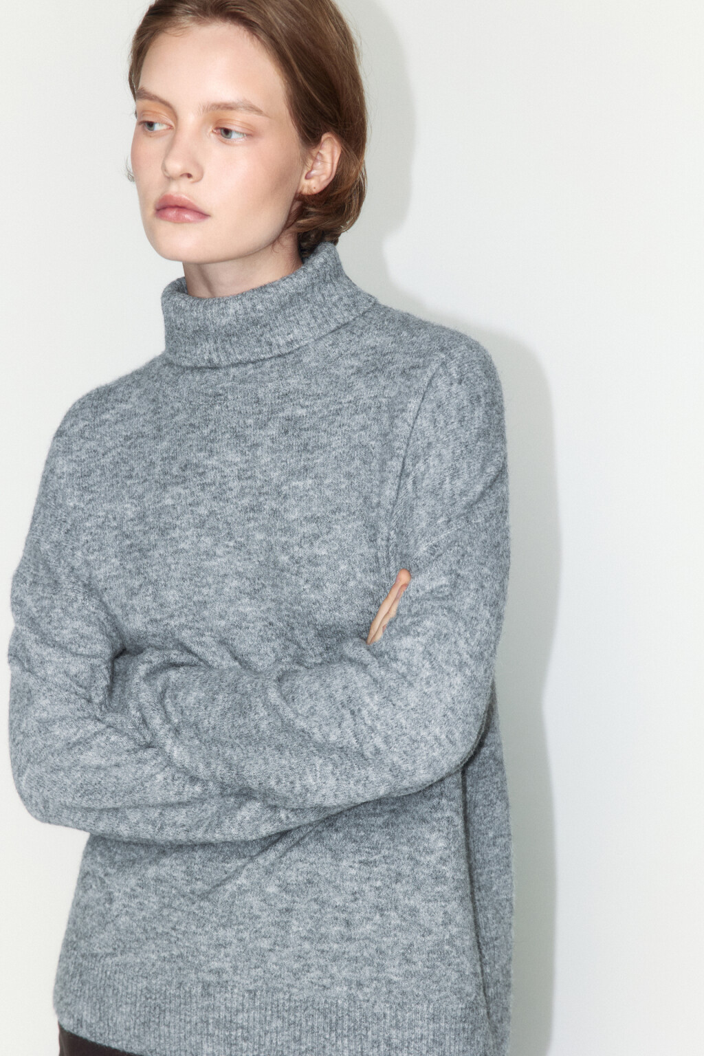 Свитер тонкой вязки с воротником - цвет серый - 1