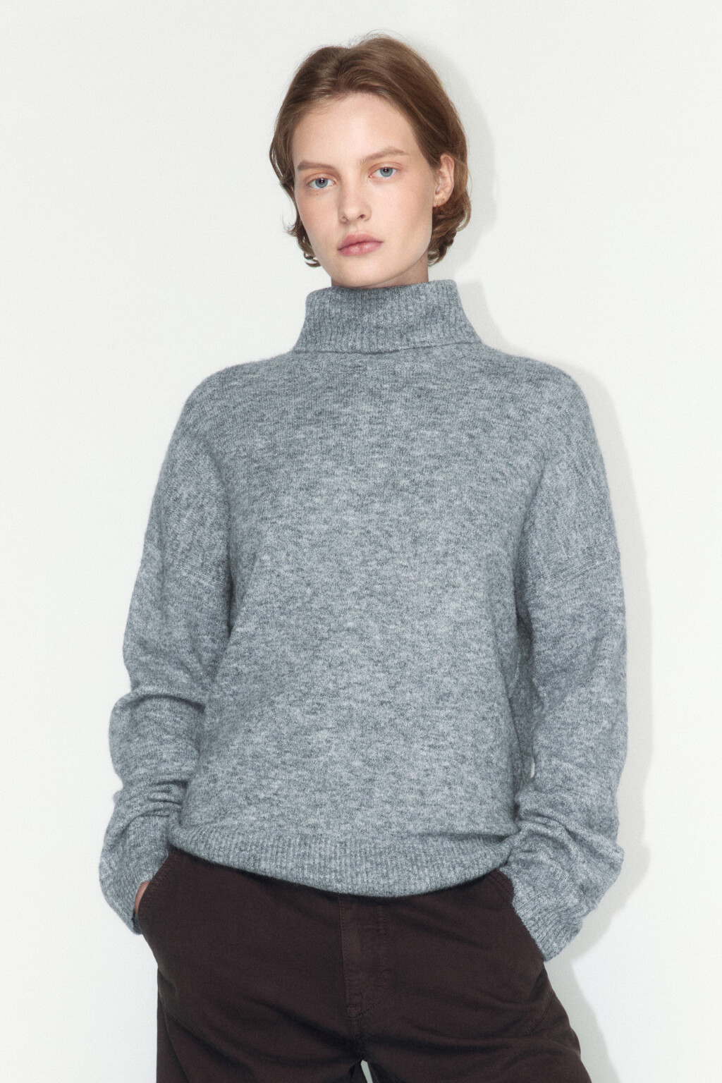 Свитер тонкой вязки с воротником - цвет серый - 2