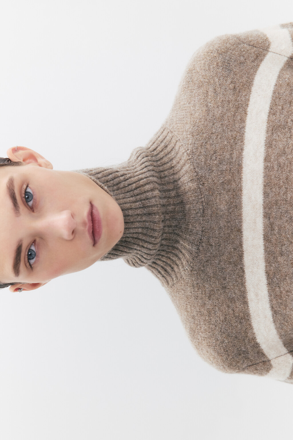 Свитер с горлом укороченный в полоску - цвет бежевый - 6