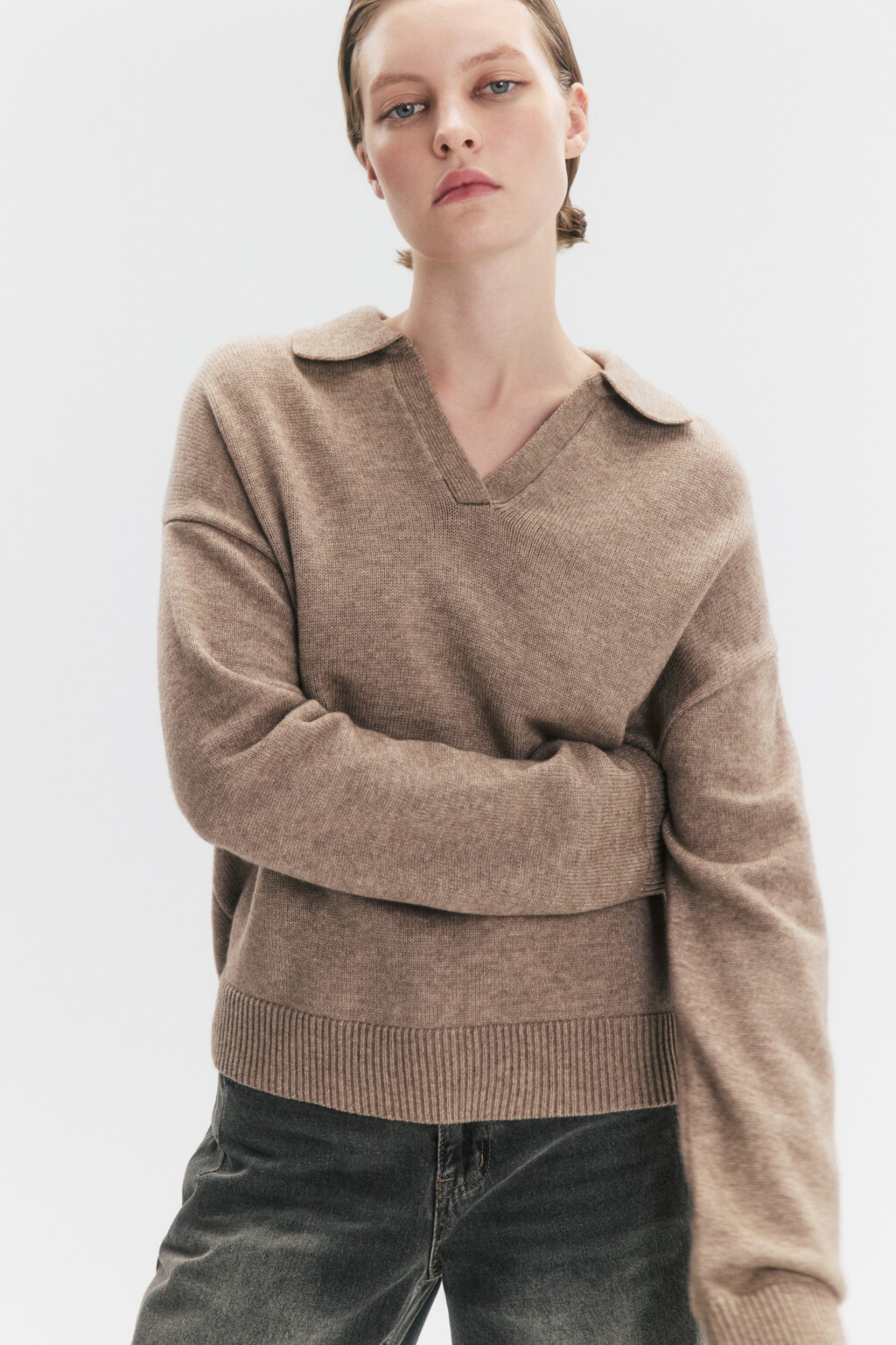 Джемпер вязаный с воротником и V-вырезом - цвет бежевый - 1
