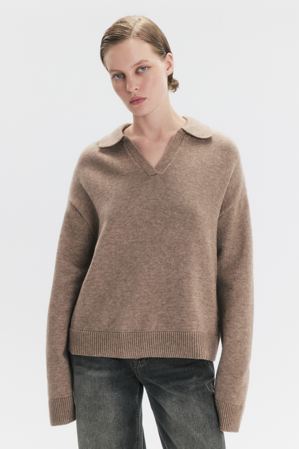 Джемпер вязаный с воротником и V-вырезом - цвет бежевый - 2