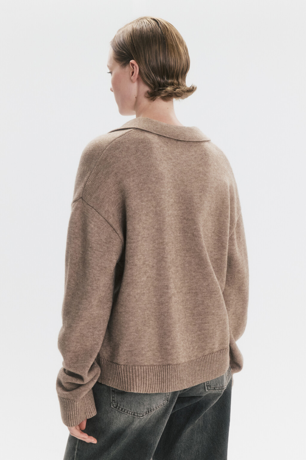 Джемпер вязаный с воротником и V-вырезом - цвет бежевый - 4