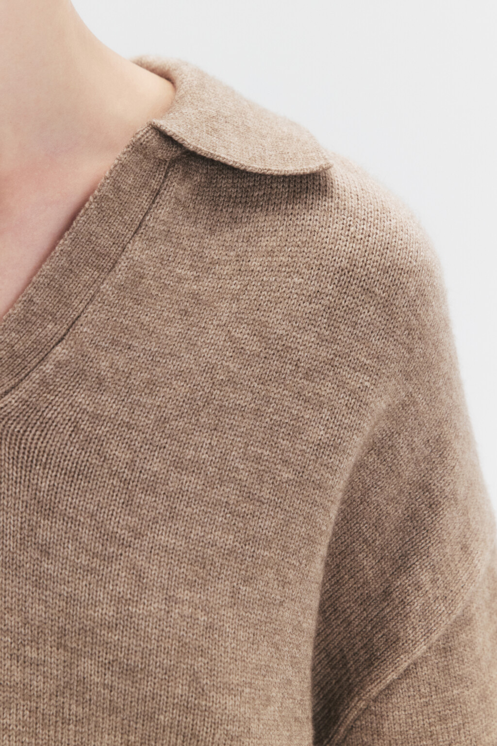 Джемпер вязаный с воротником и V-вырезом - цвет бежевый - 6