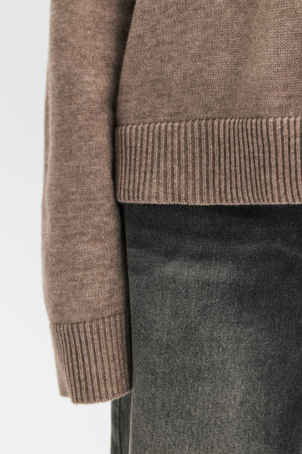 Джемпер вязаный с воротником и V-вырезом - цвет бежевый - 7