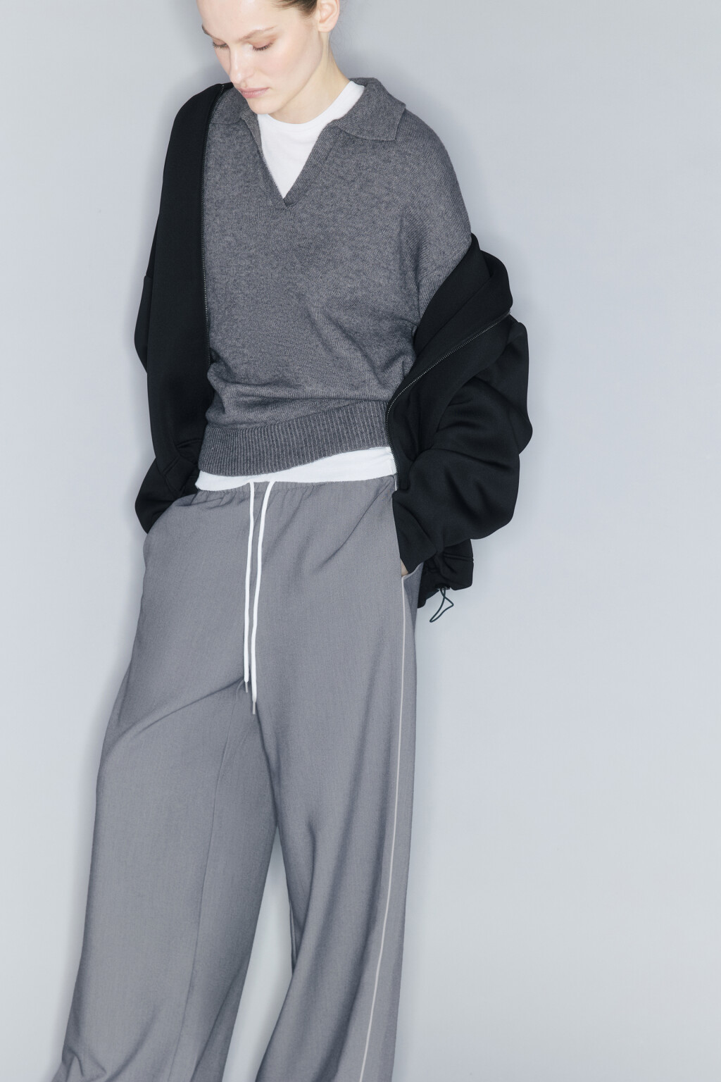 Джемпер вязаный с воротником и V-вырезом - цвет серый - 2