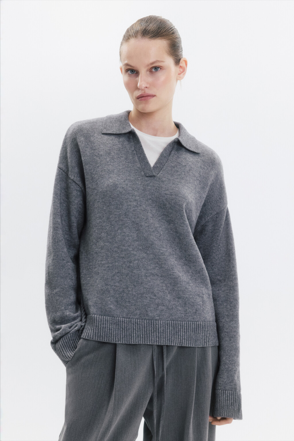 Джемпер вязаный с воротником и V-вырезом - цвет серый - 3