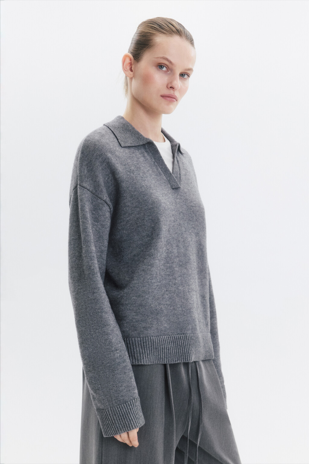 Джемпер вязаный с воротником и V-вырезом - цвет серый - 4