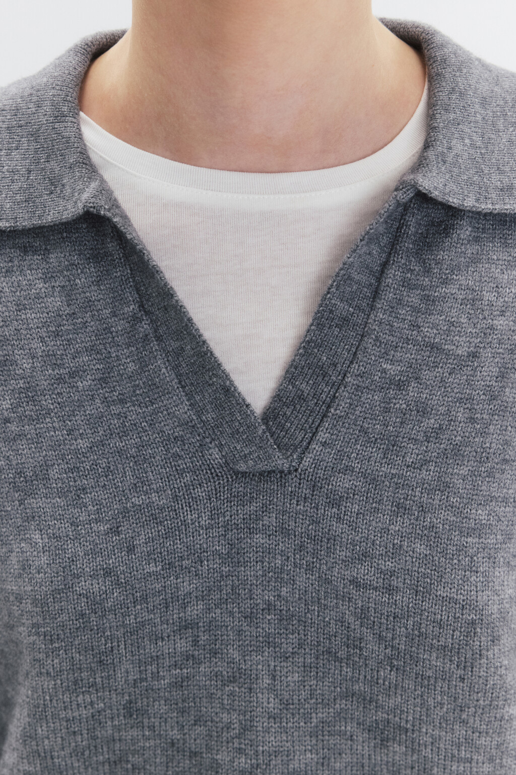 Джемпер вязаный с воротником и V-вырезом - цвет серый - 7