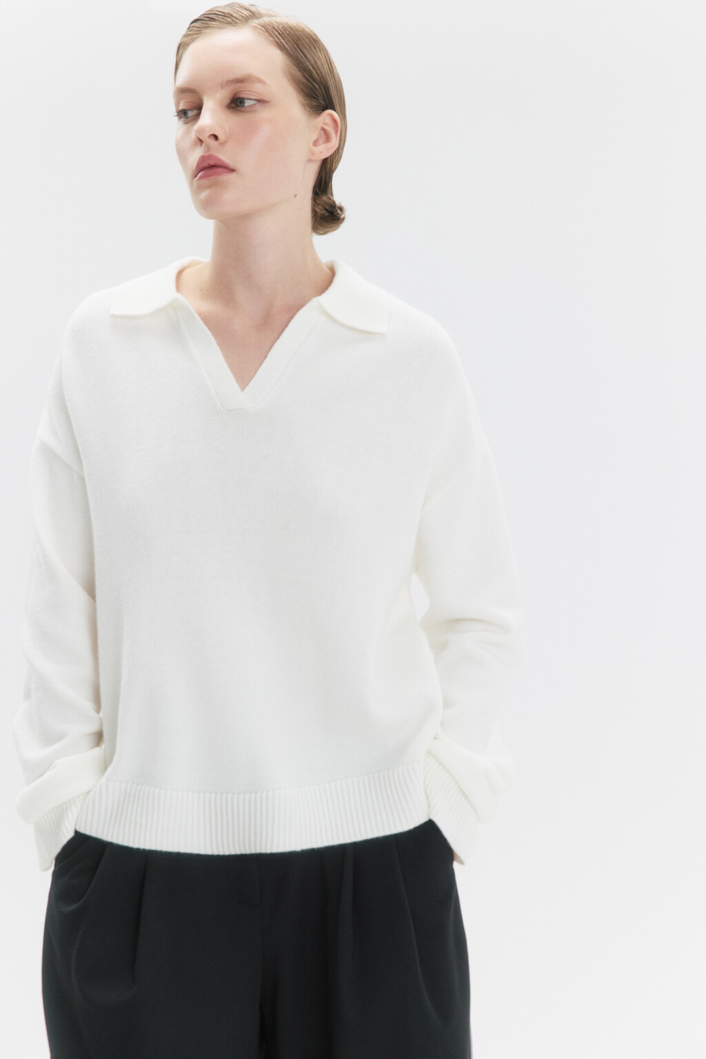 Джемпер вязаный с воротником и V-вырезом - цвет молочный - 1