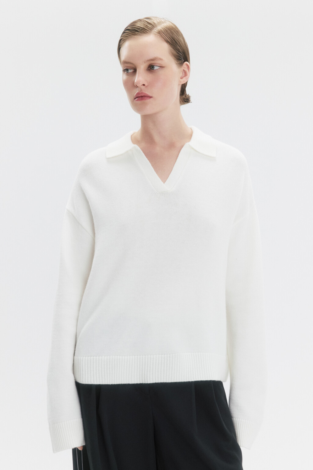Джемпер вязаный с воротником и V-вырезом - цвет молочный - 2