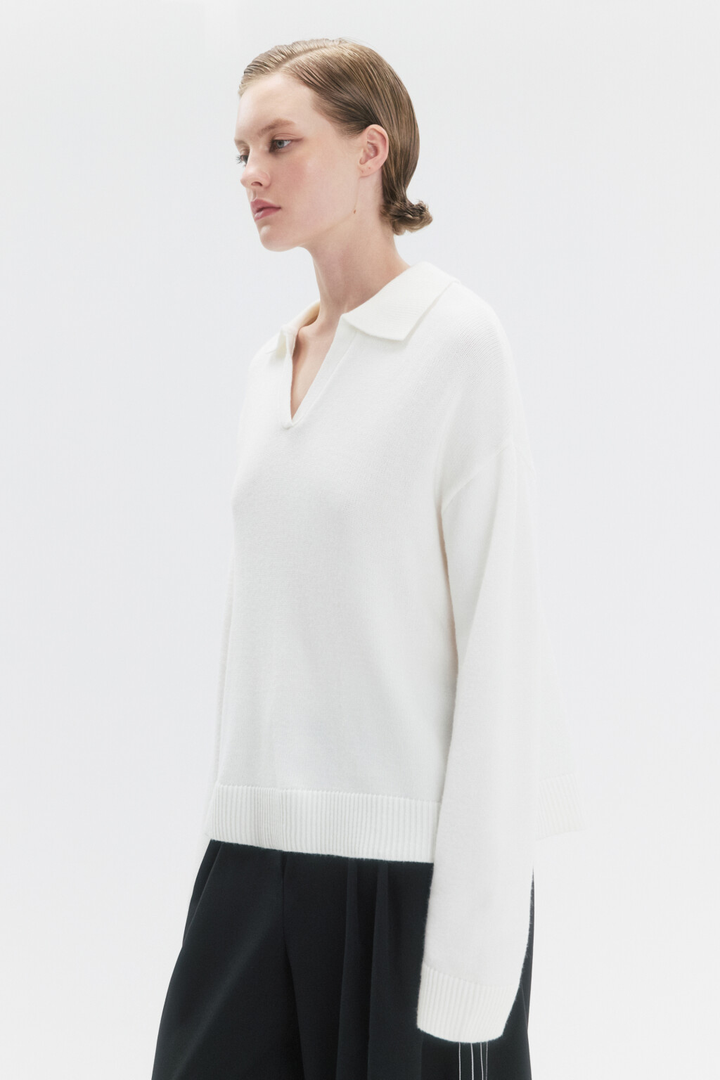 Джемпер вязаный с воротником и V-вырезом - цвет молочный - 3