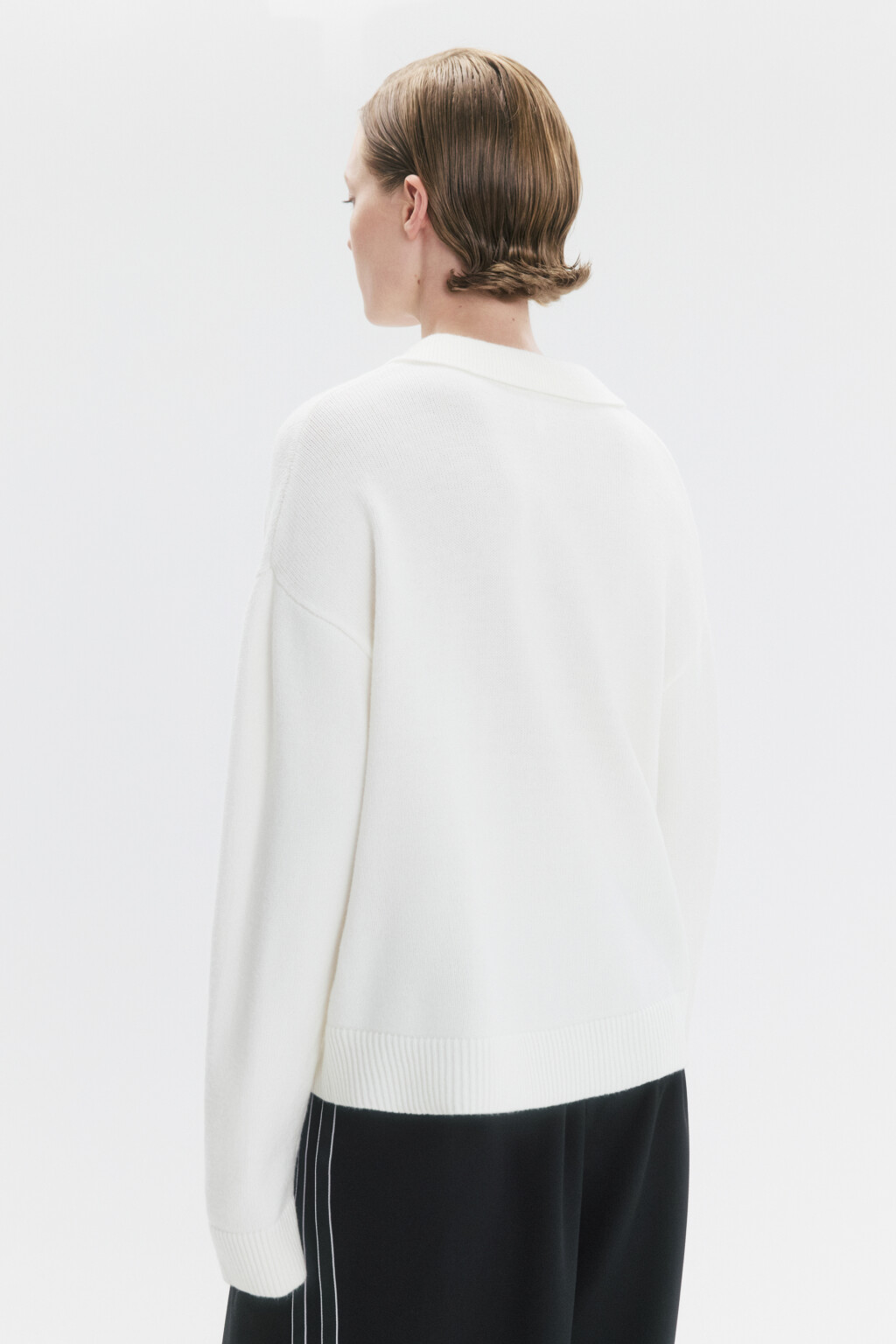 Джемпер вязаный с воротником и V-вырезом - цвет молочный - 4