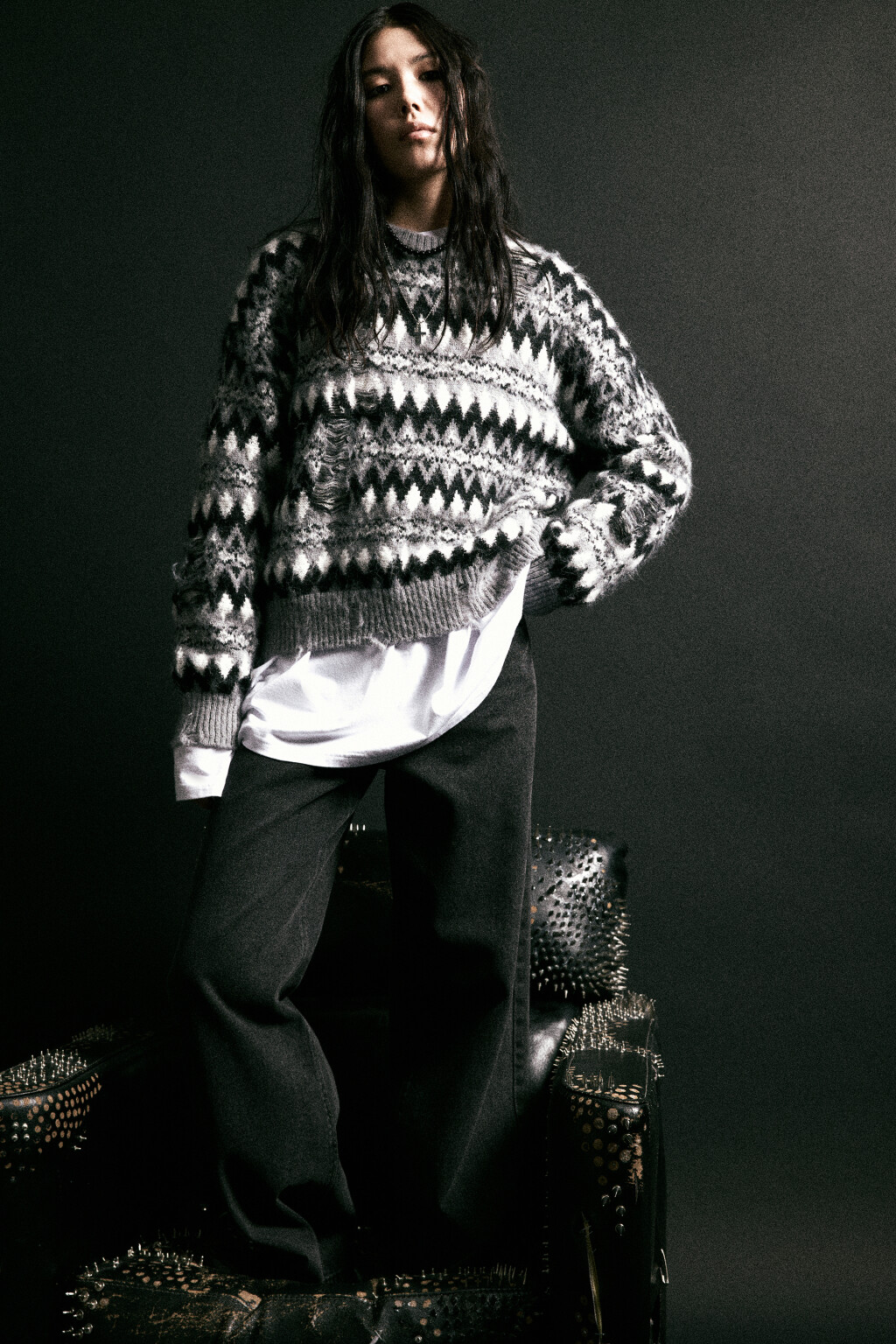 Джемпер вязаный рваный с узором - цвет серый - 2