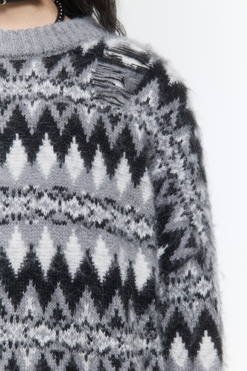 Джемпер вязаный рваный с узором - цвет серый - 7