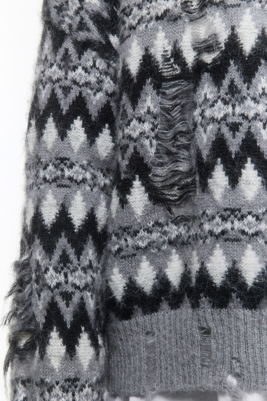 Джемпер вязаный рваный с узором - цвет серый - 8