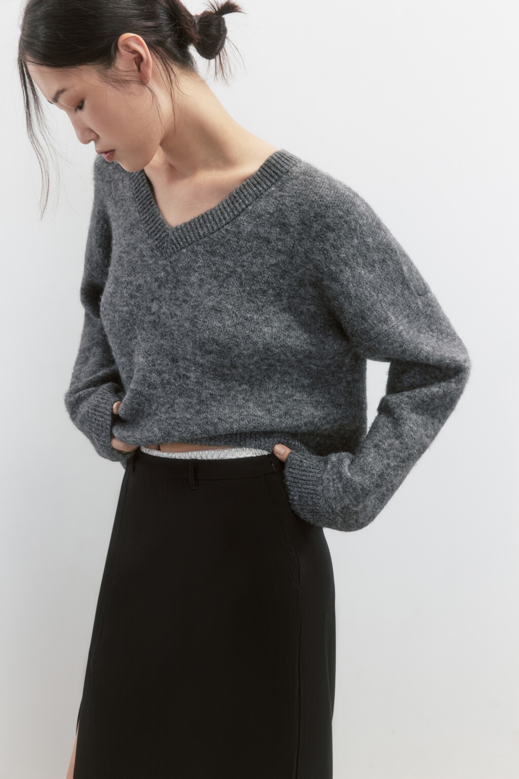 Джемпер вязаный свободный с V-вырезом - цвет серый - 1