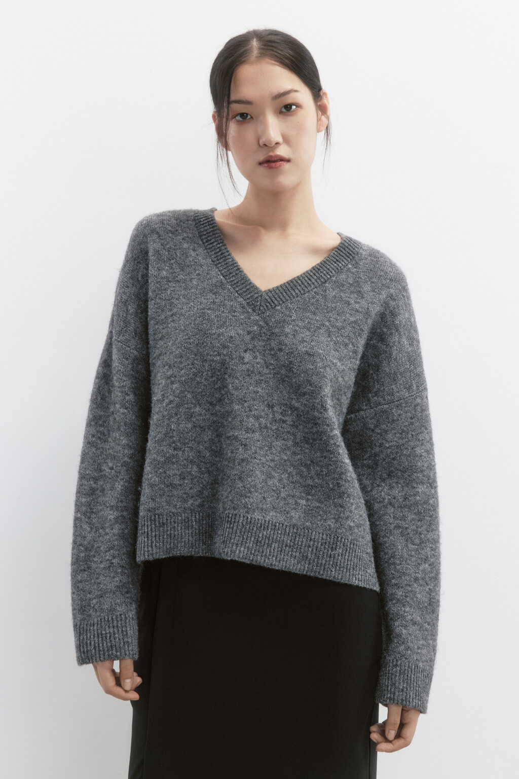 Джемпер вязаный свободный с V-вырезом - цвет серый - 2