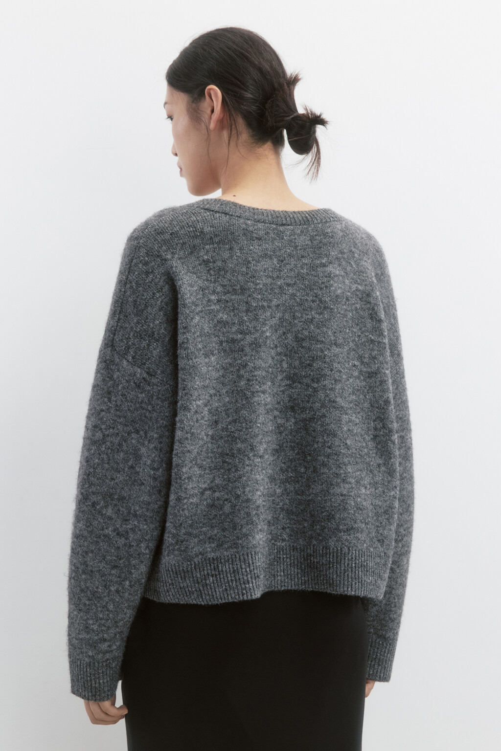 Джемпер вязаный свободный с V-вырезом - цвет серый - 4