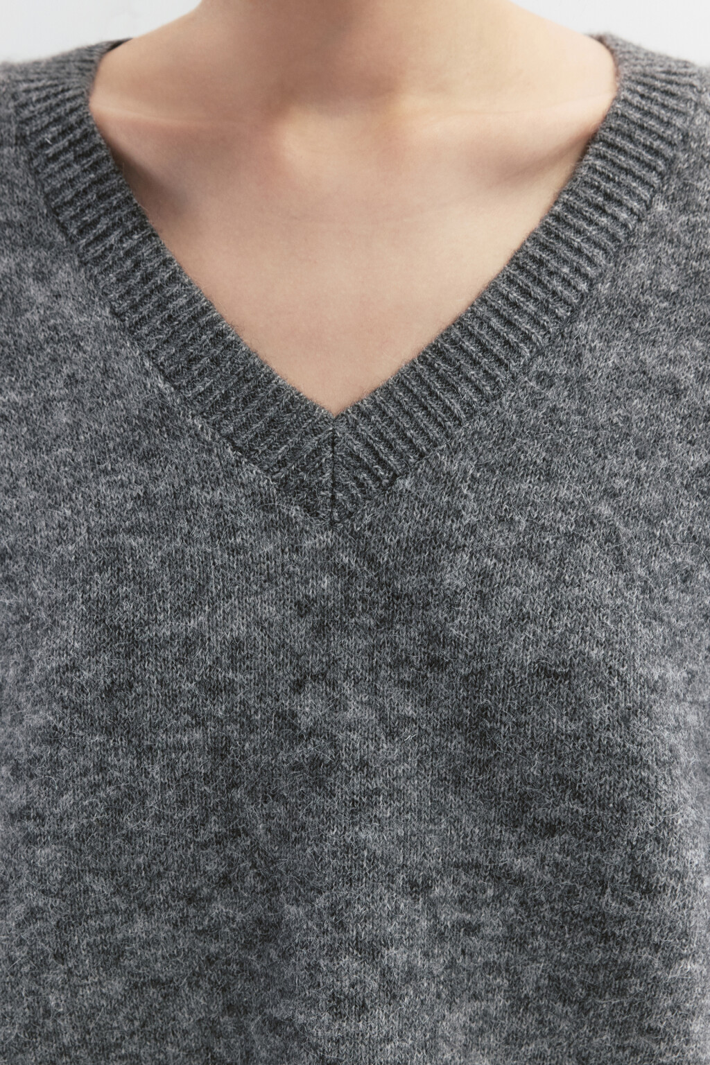 Джемпер вязаный свободный с V-вырезом - цвет серый - 7