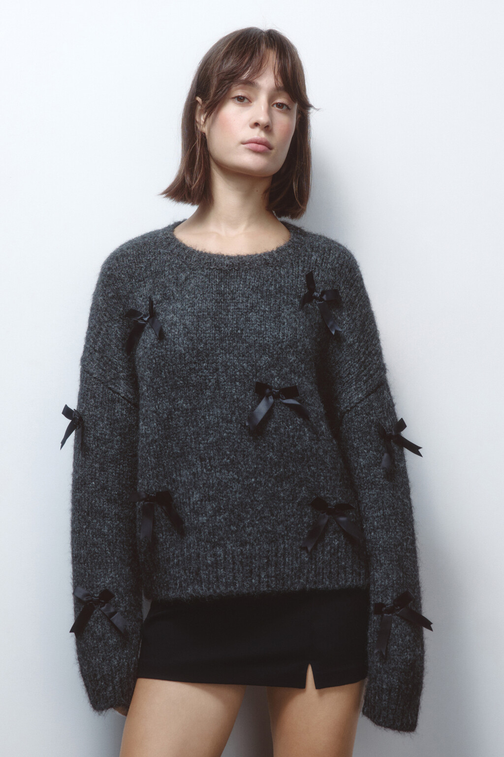 Джемпер вязаный с атласными бантиками - цвет серый - 2