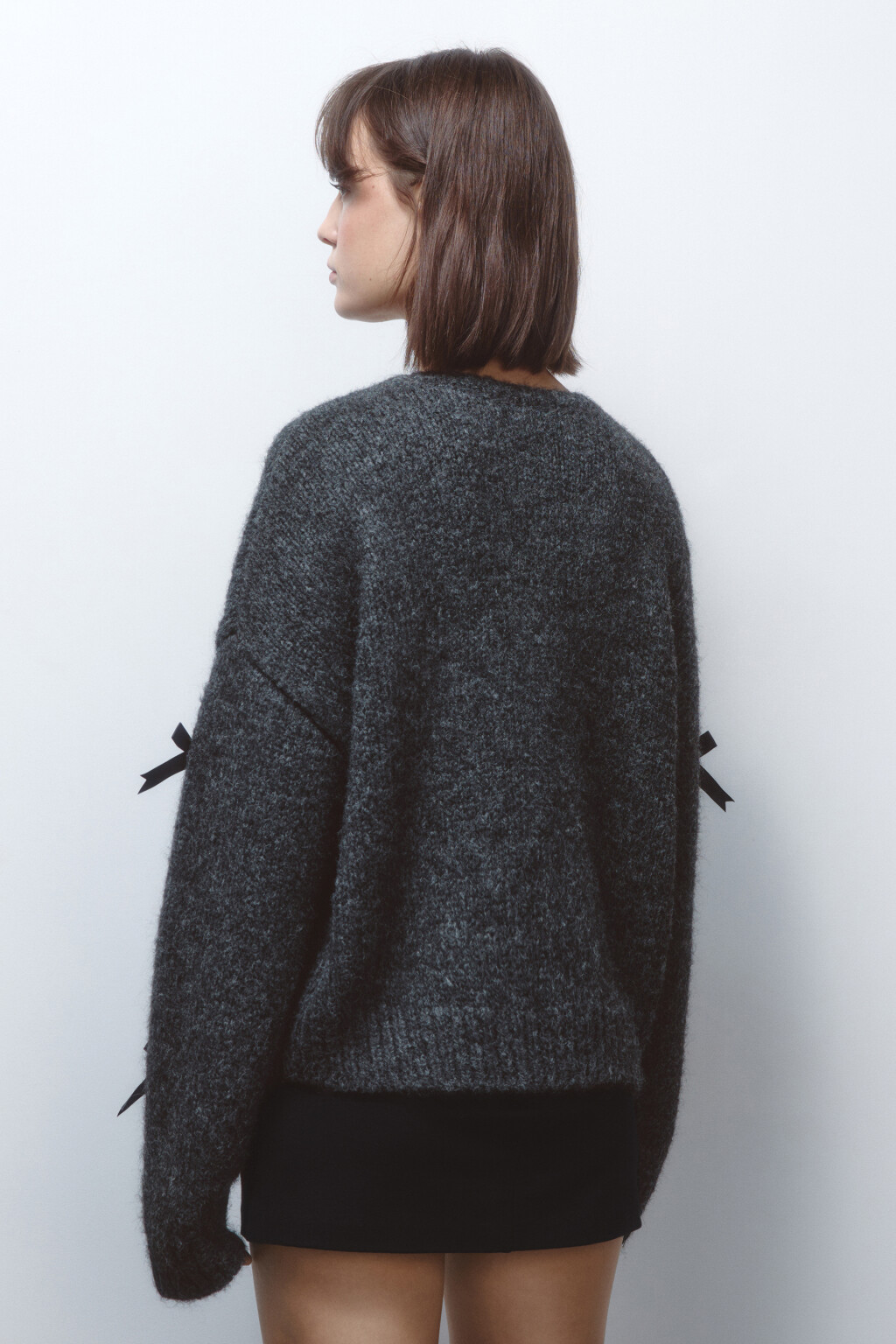 Джемпер вязаный с атласными бантиками - цвет серый - 4