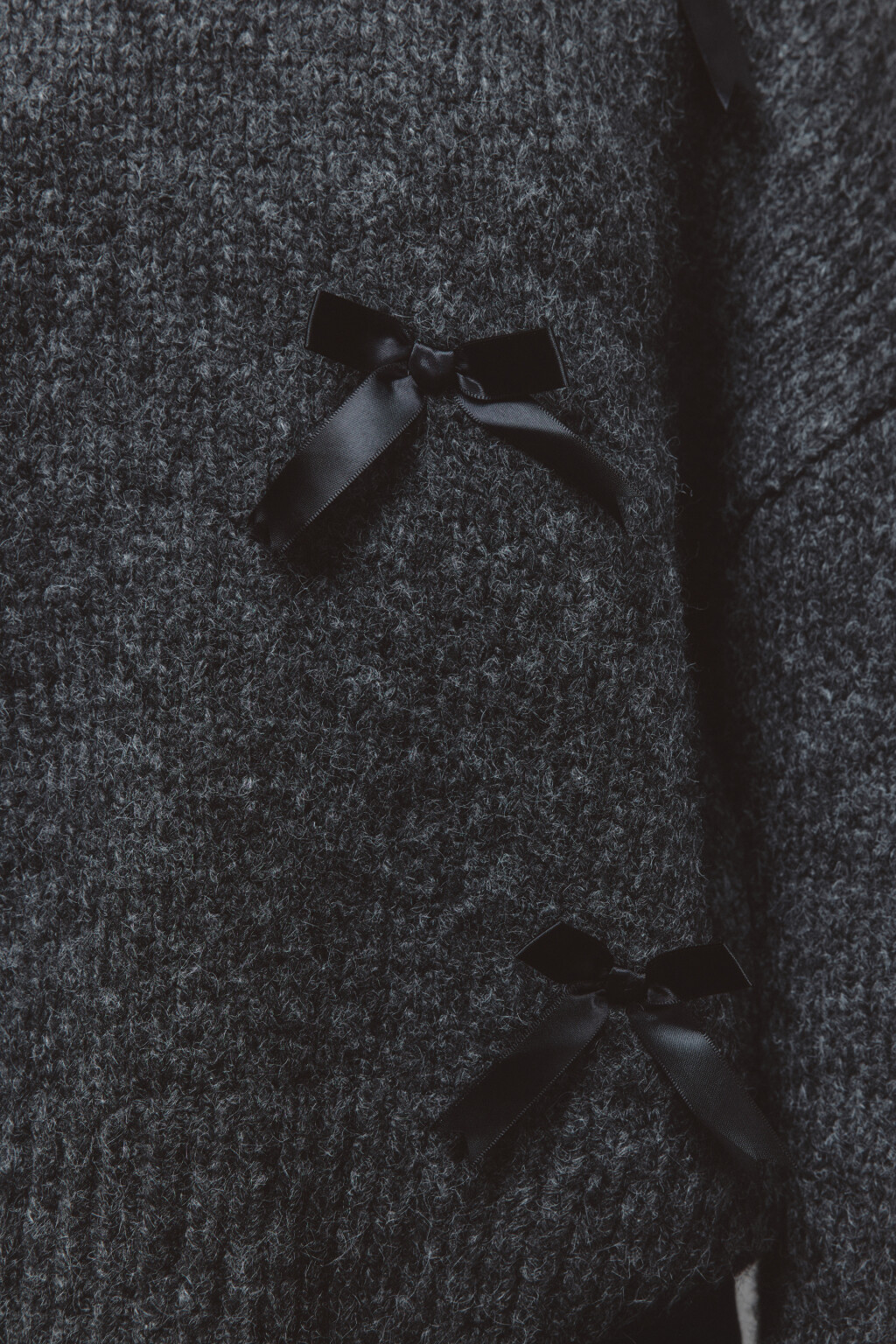 Джемпер вязаный с атласными бантиками - цвет серый - 7