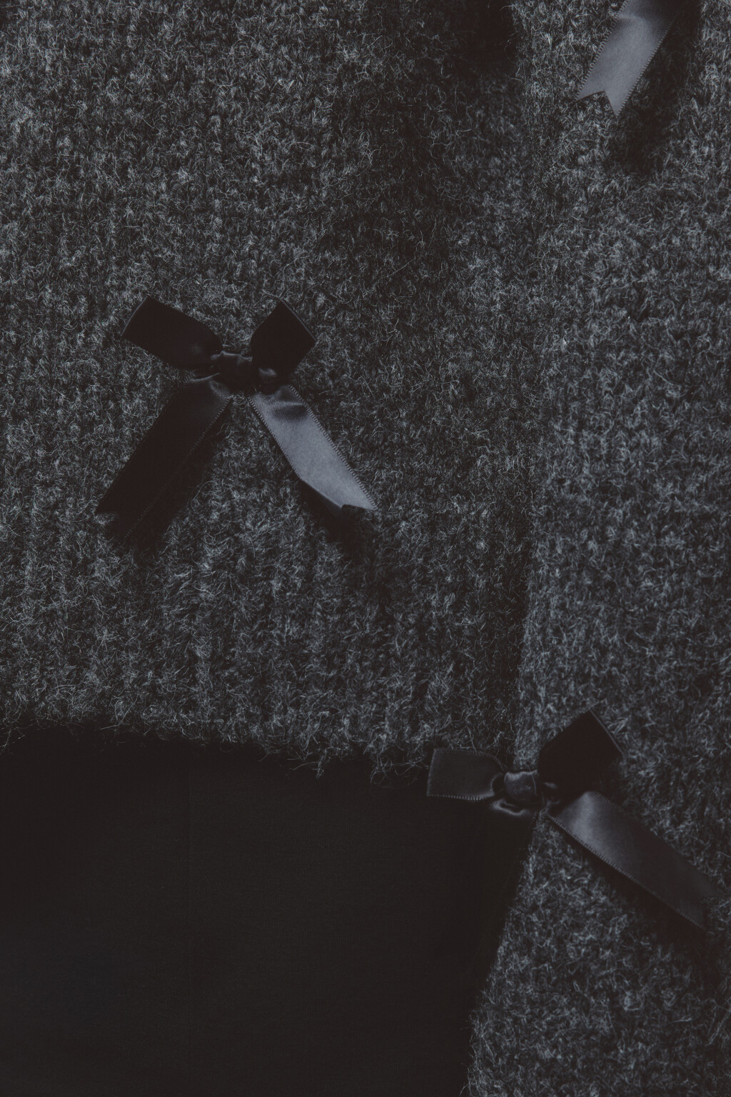 Джемпер вязаный с атласными бантиками - цвет серый - 8